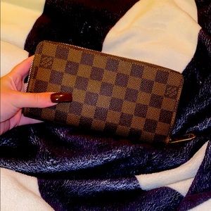 Louis Vuitton “ZIPPY WALLET”